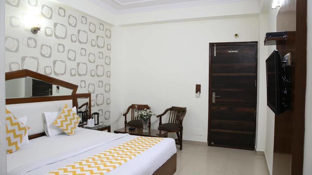 Hotel Pallvi Palace "A Well Hygiene Place" Paharganj Екстериор снимка